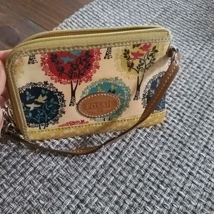 Adorable Fossil patterned wristlet wallet 😍
